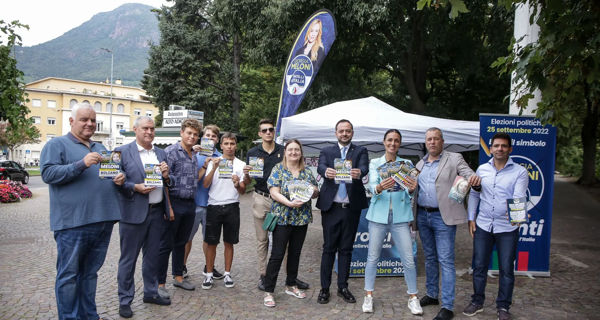 Fratelli d’Italia, manifesti bilingue per conquistare il voto tedesco in Alto Adige