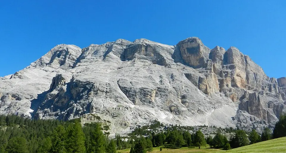 Tragedia sul Sasso di Santa Croce: alpinista austriaco precipita e muore