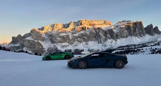 In Lamborghini al rifugio Comici, la rabbia del presidente del Cai Zanella: «L'alta montagna è diventata un luna park»