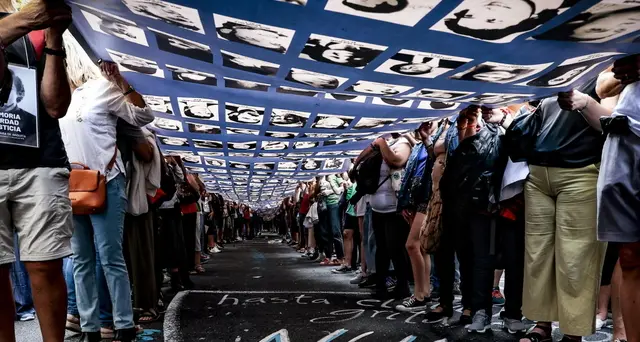 Argentina: nel giorno del golpe marcia a difesa della democrazia