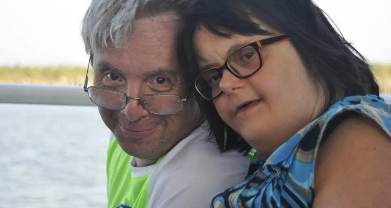 Addio a Luca Di Biasi: ruppe i pregiudizi sull’amore delle coppie di persone con sindrome di Down