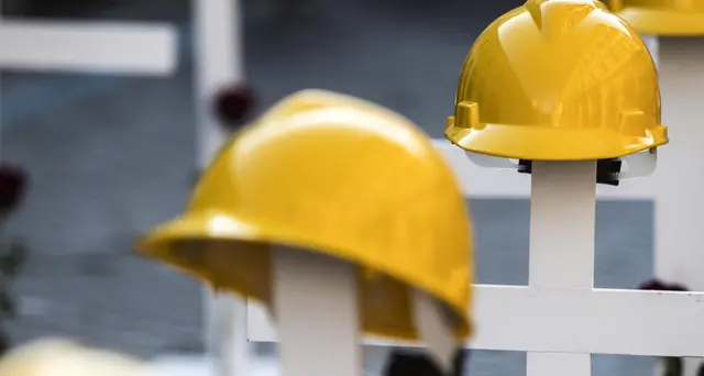 Incidenti lavoro: 28enne muore travolto da lastra