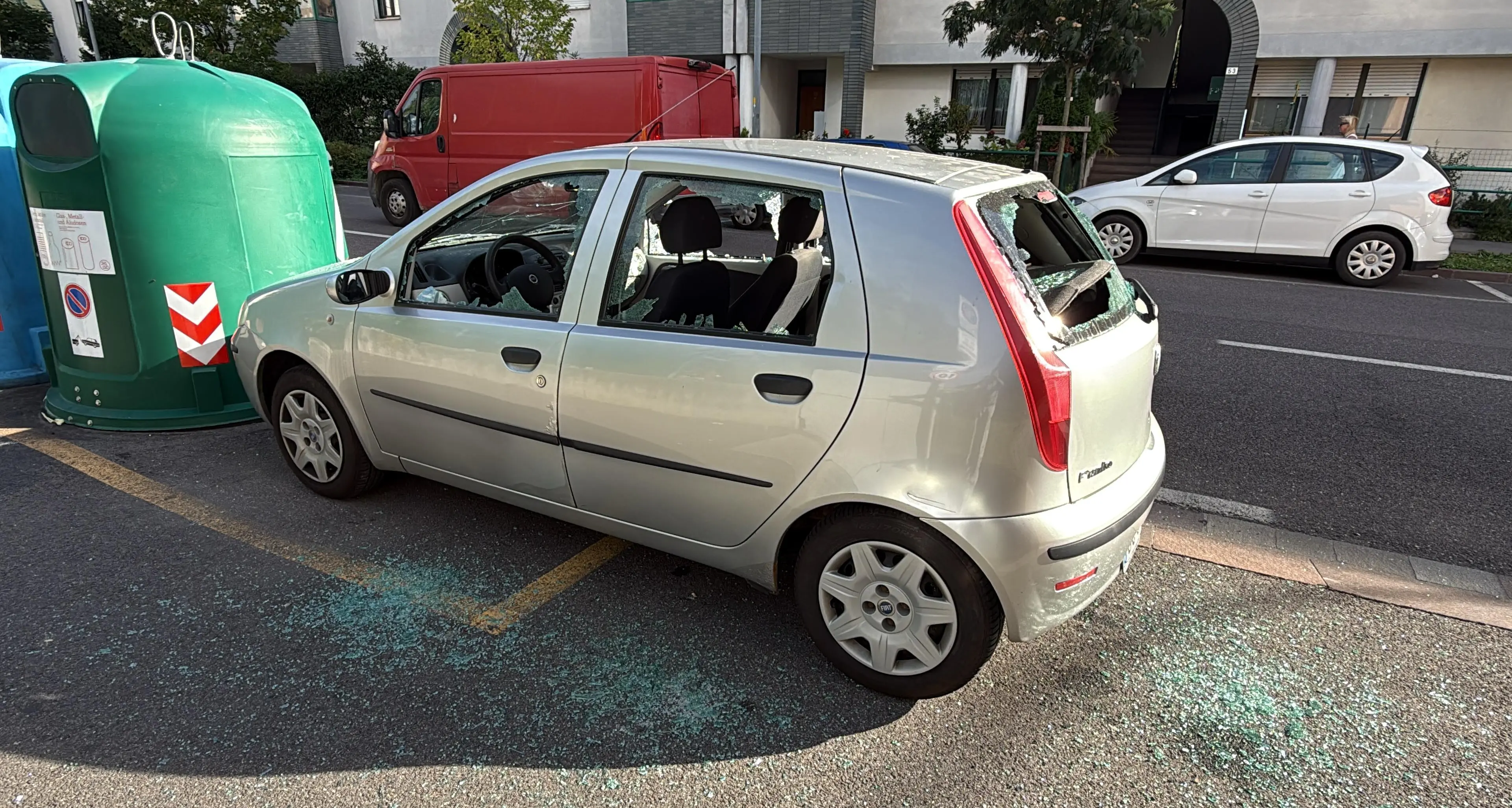 Bolzano, rissa tra famiglie in pieno giorno: auto devastate e paura in strada