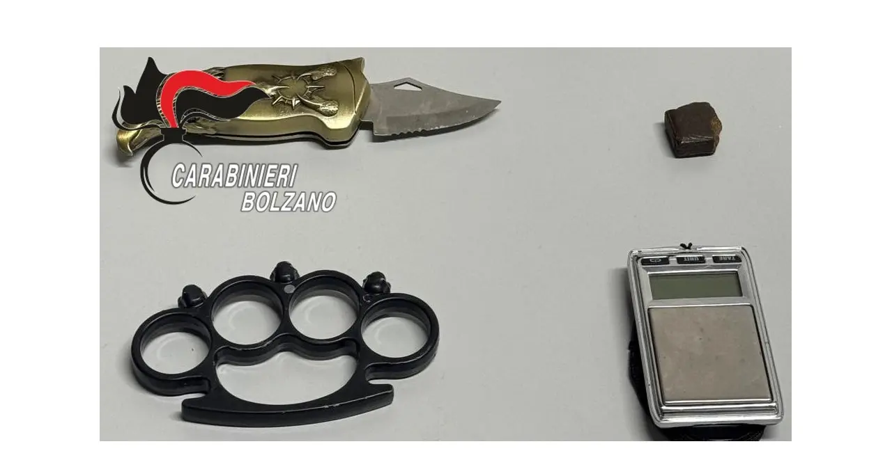 Merano, 19enne denunciato per droga e tirapugni