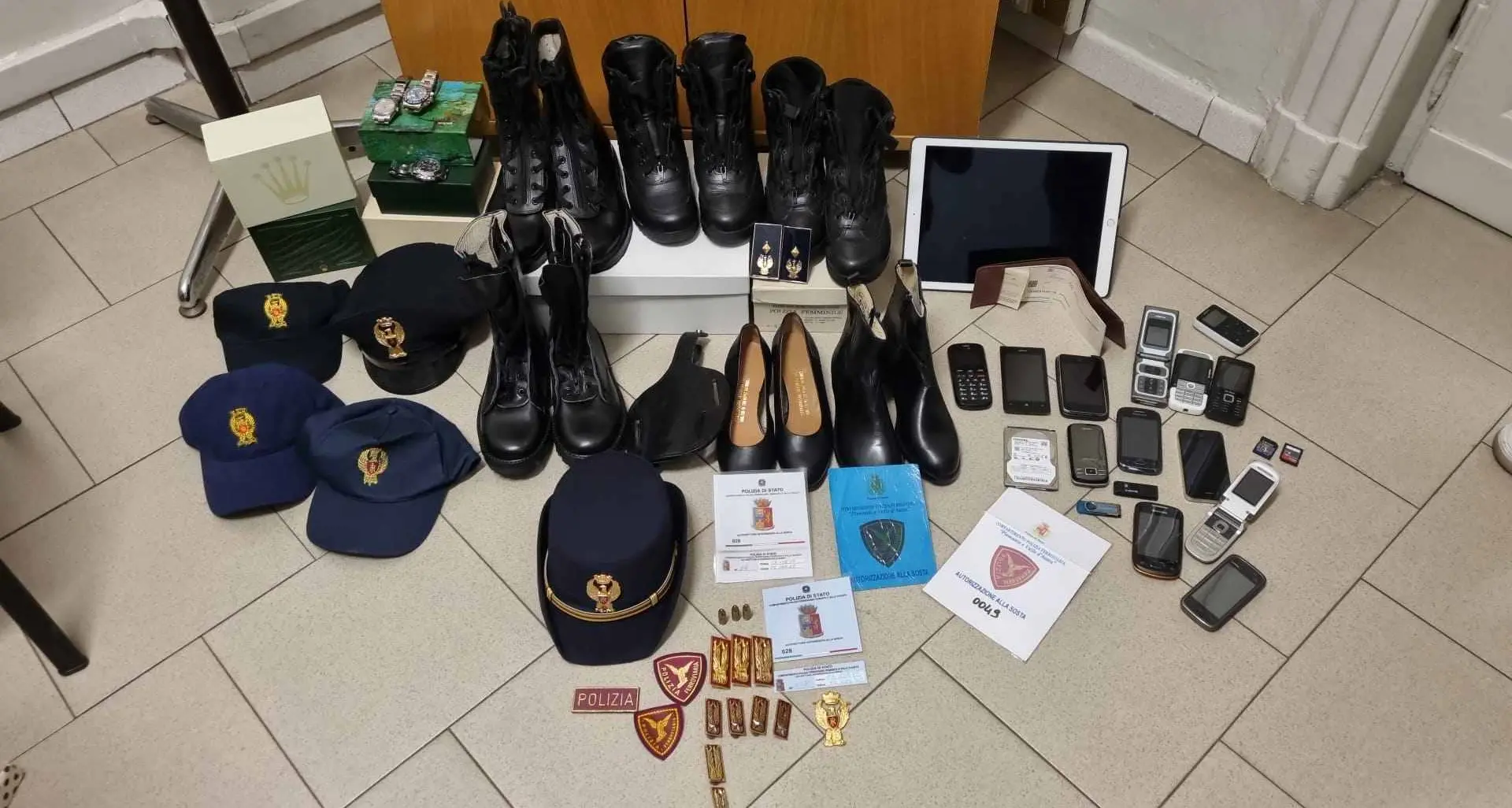 Bressanone, coppia di ex poliziotti in arresto: a casa loro armi, uniformi, Rolex e denaro
