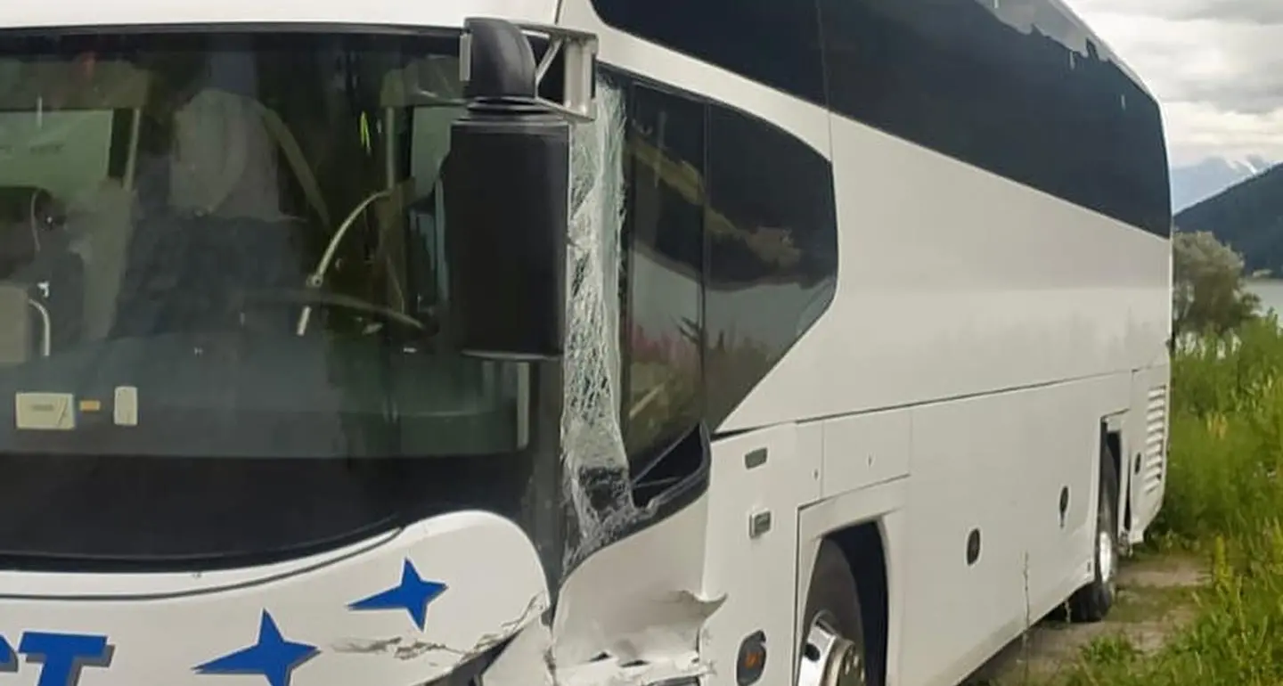 Scontro fra un’auto e un pullman al lago di Resia: due feriti in ospedale