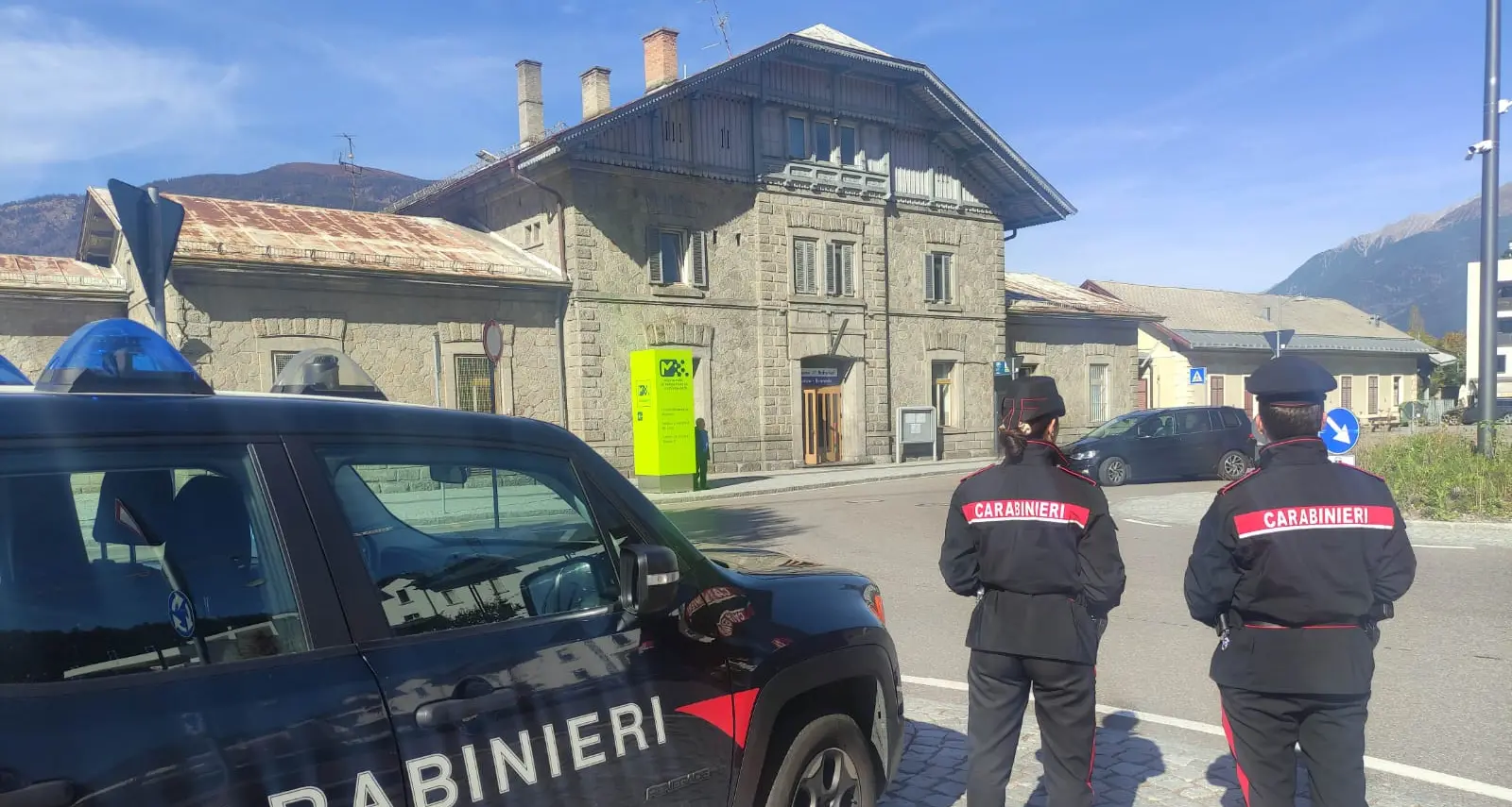 Brunico, trova i ladri in casa e li mette in fuga: arrestati in tre