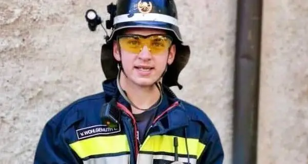 I pompieri in aiuto di un giovane falco (ancora inesperto nel volo)