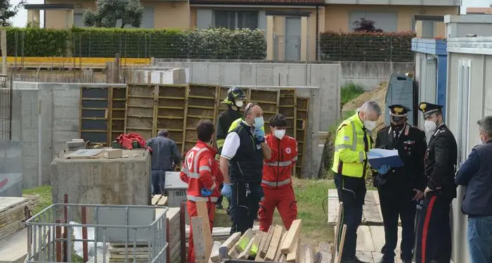 Un’altra croce sul lavoro: operaio cade dal ponteggio e muore