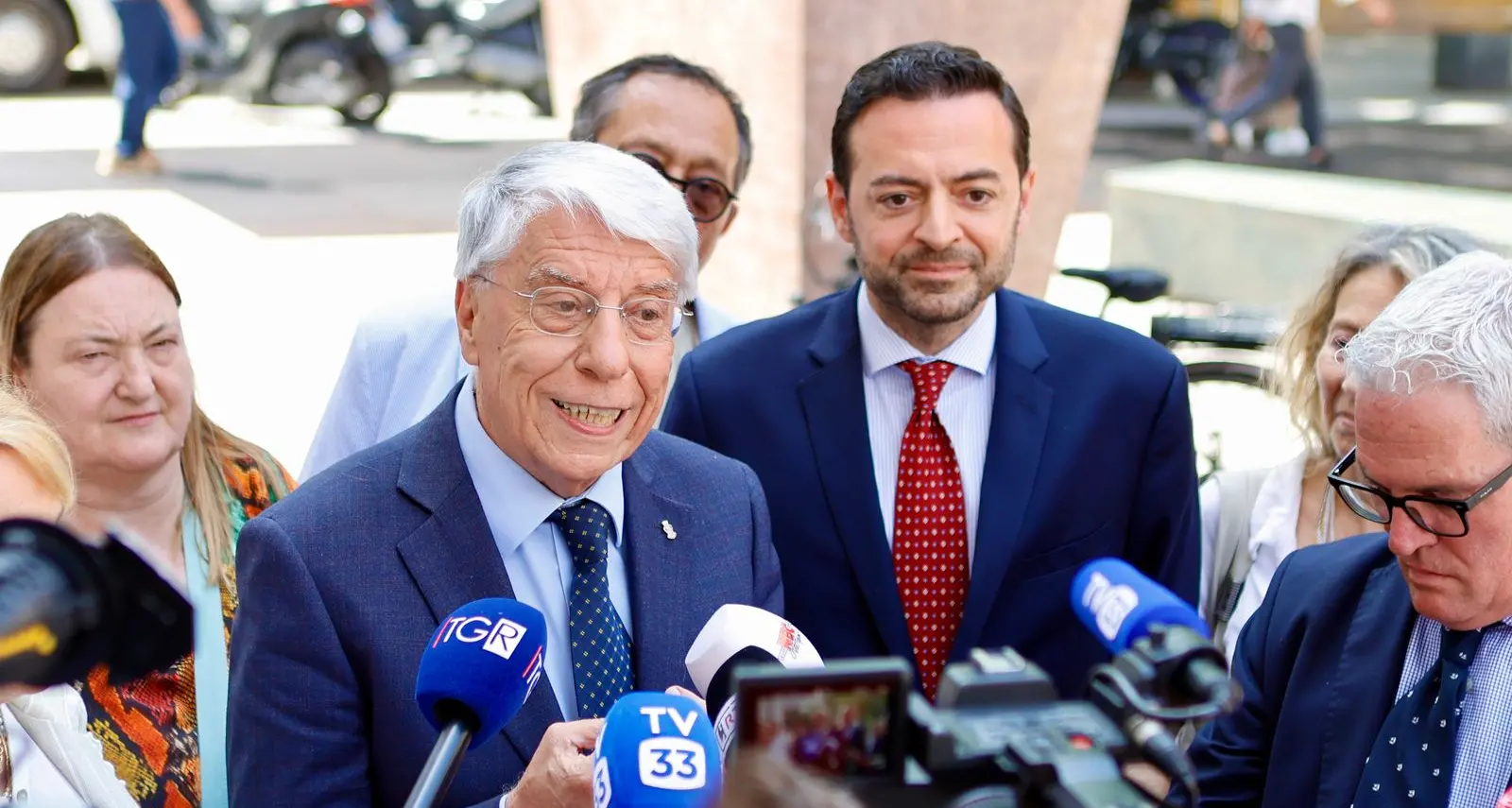 Bandiera arcobaleno, Giovanardi e Galateo: «I palazzi pubblici siano neutrali»