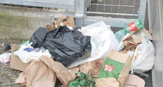 Proteste per bivacchi e rifiuti dietro il teatro: «A marzo i cancelli»