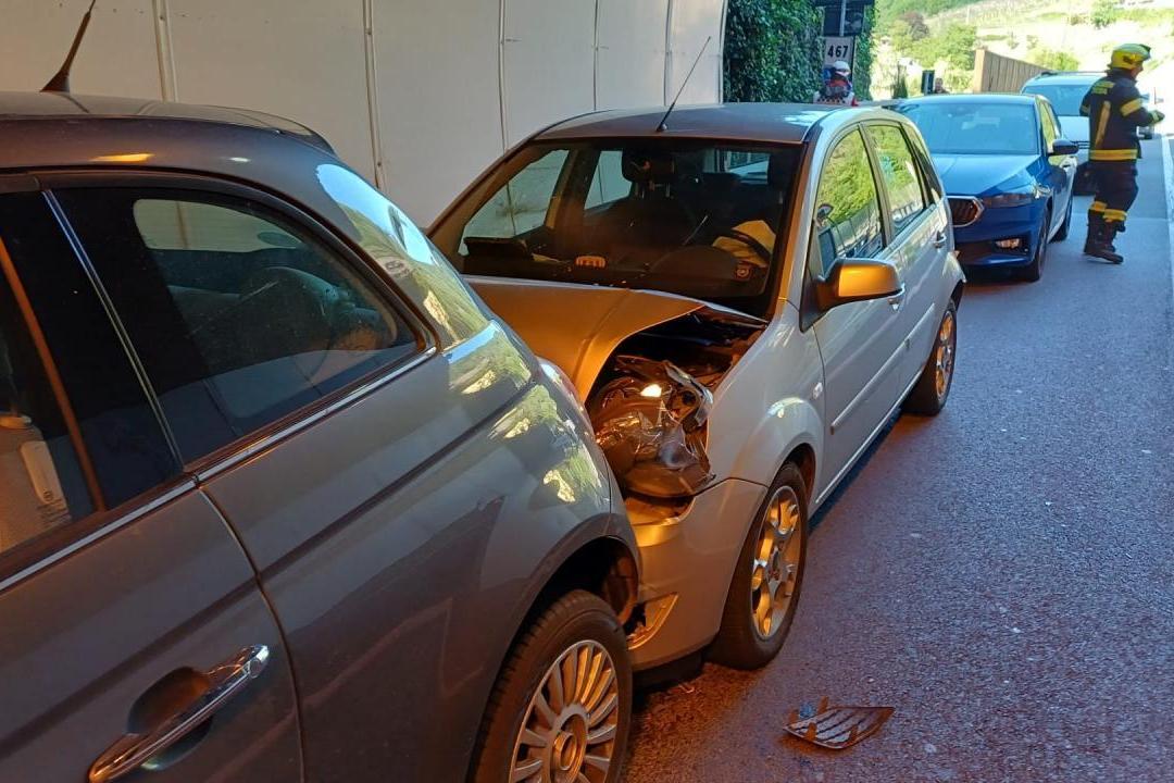 Incidente nella galleria di Chiusa: tamponamento tra tre auto
