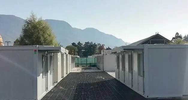 A Merano un riparo dal freddo nei container (risanati dopo i danni dei vandali) per 45 persone senza fissa dimora