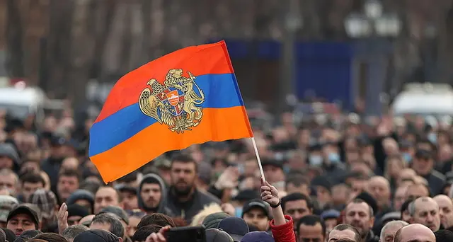 Armenia: manifestanti irrompono in edificio governativo