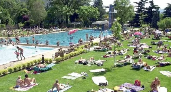 Lido di Bolzano, la petizione pro tabacco “congela” lo stop al fumo