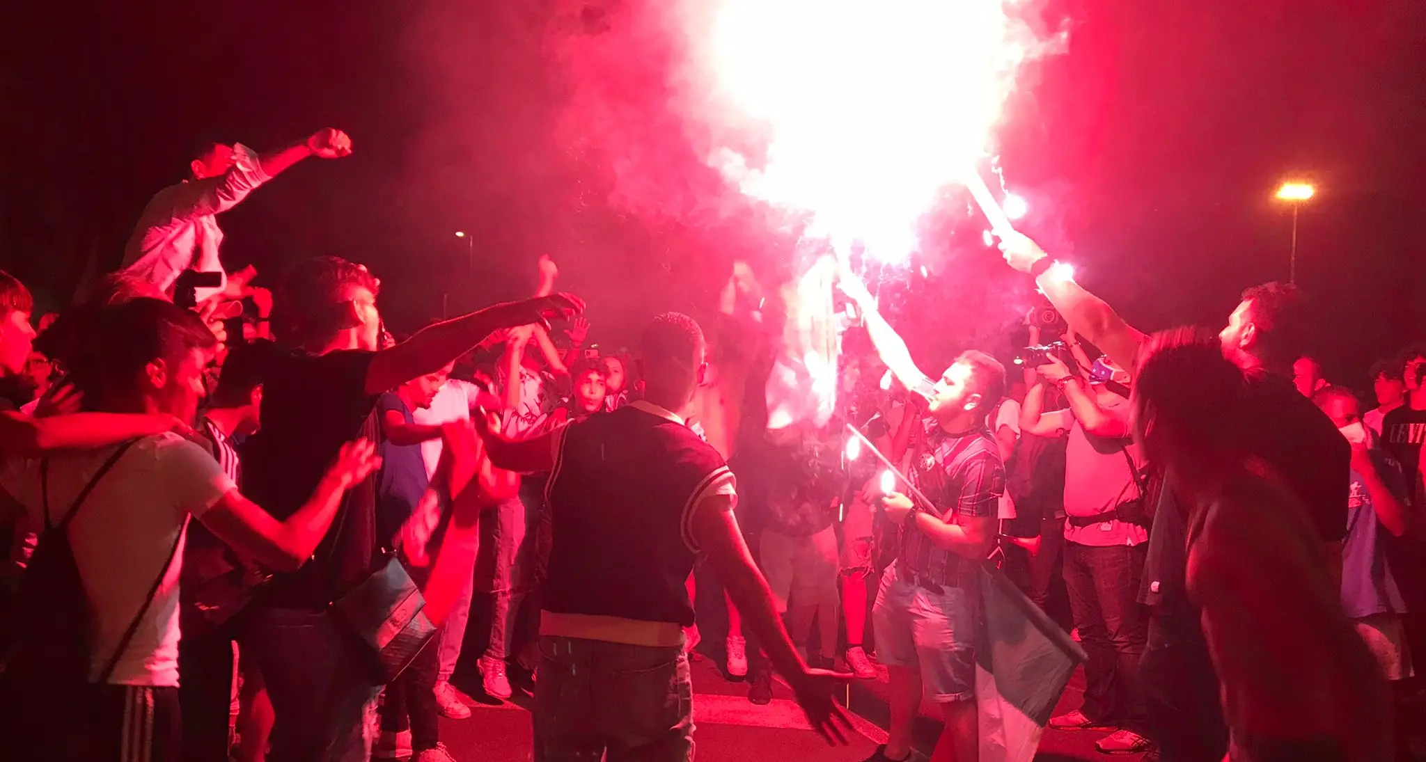 Tifosi in strada per la vittoria degli azzurri: in Italia tornano le “notti magiche”. Ma sale il timore per i contagi a Londra