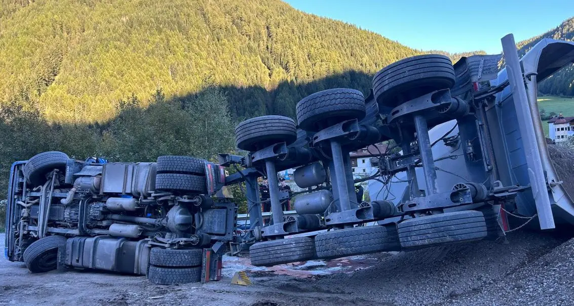 Camion si ribalta a Valles: autista incastrato nella cabina