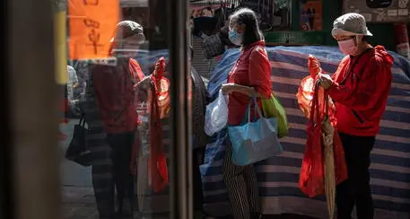 Hong Kong travolta da Omicron, chiede bare alla Cina