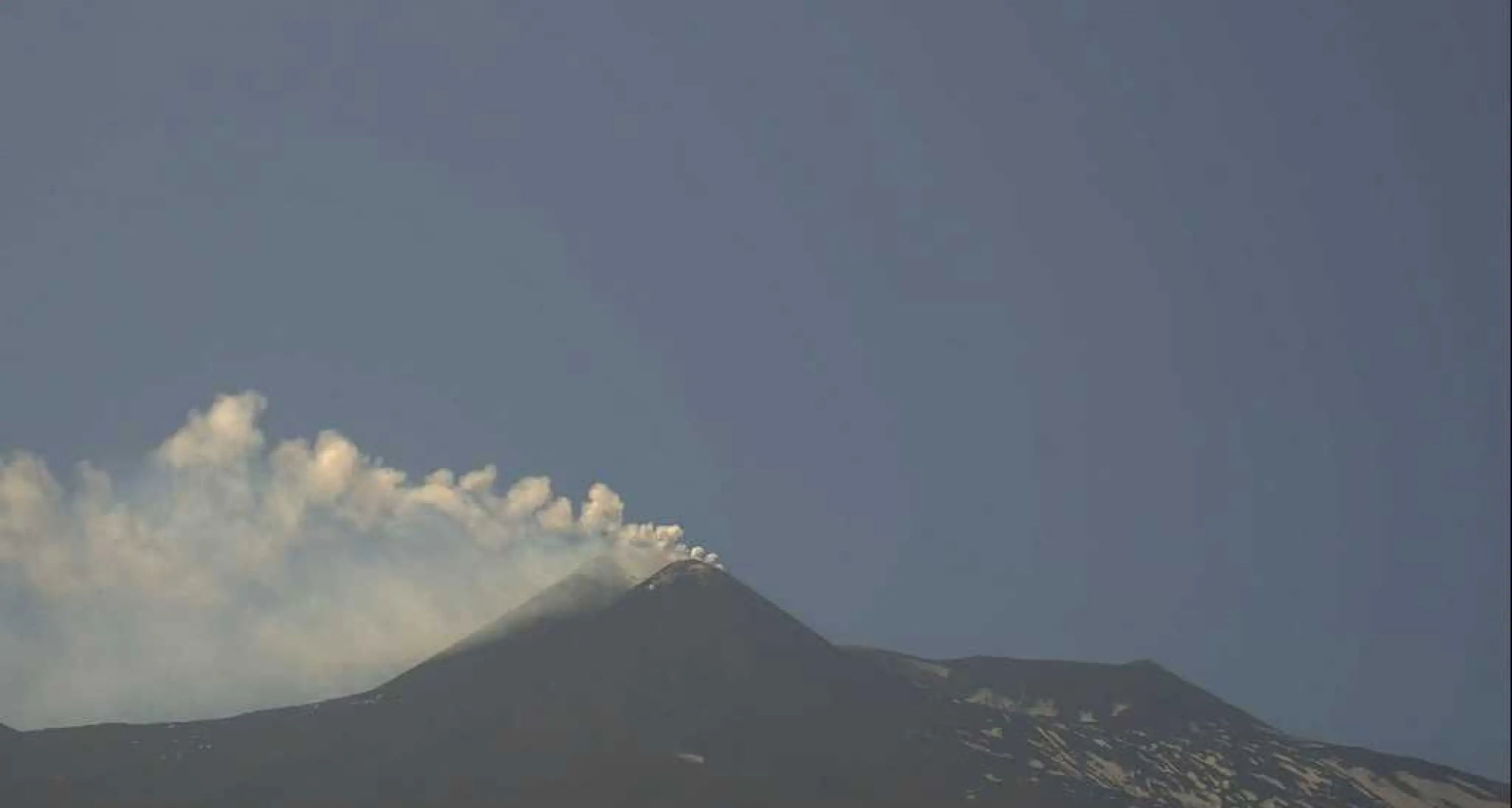Etna: forte emissione cenere da Bocca nuova, nube alta 5 km