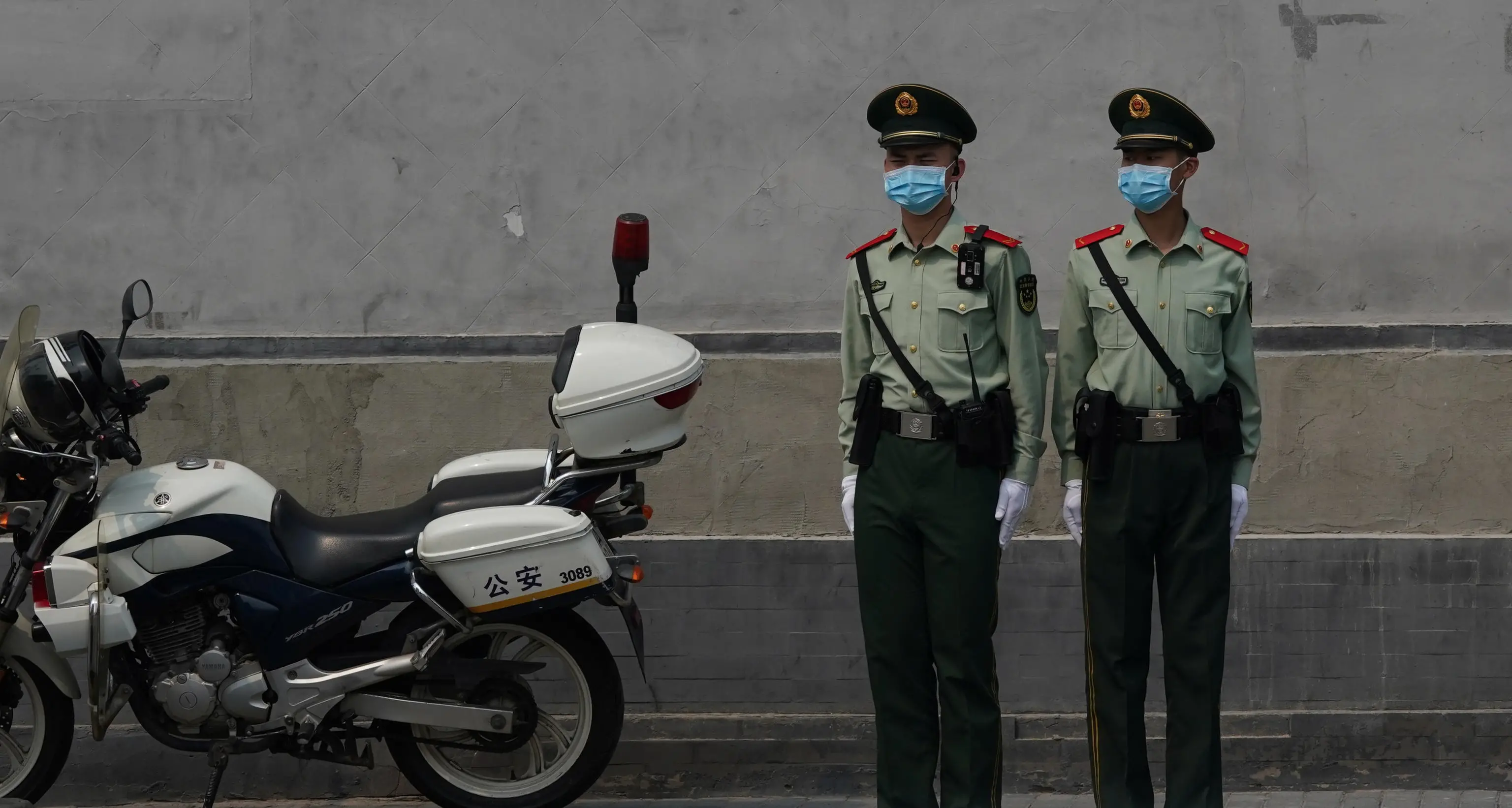 Cina: auto contro studenti vicino a una scuola, molti feriti