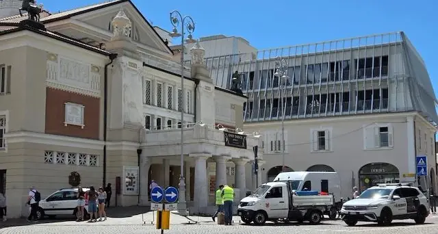 Piazza Teatro chiude per un mese: cambia la viabilità nel centro di Merano