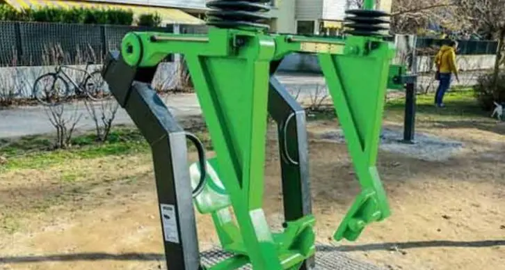 I pesi al posto dei lampioni: protesta ad Oltrisarco