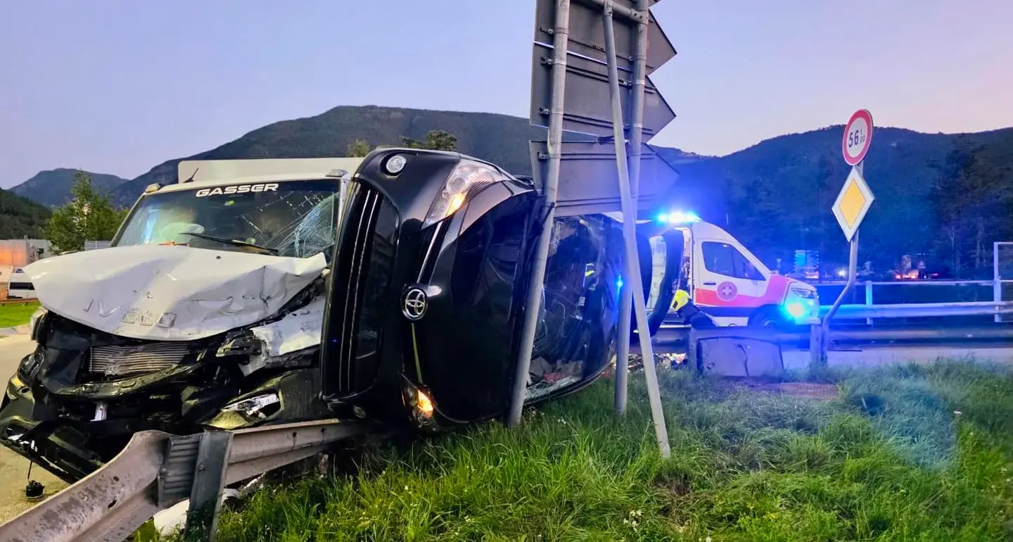 Incidente in A22, scontro tra un furgone e una macchina: una persona in ospedale