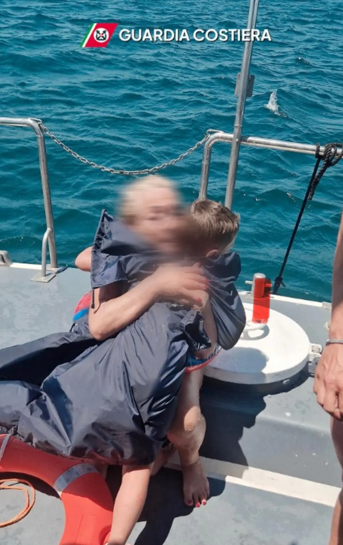 Materassino alla deriva, la Guardia Costiera salva in mare nonna e nipotino