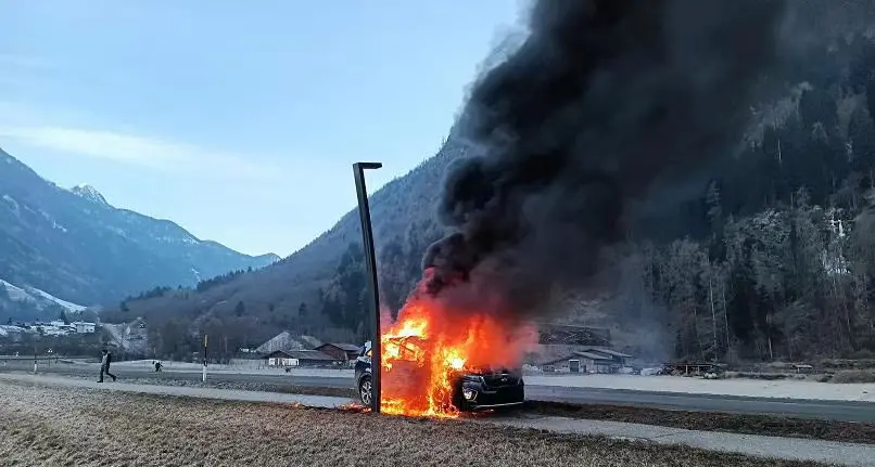 Valle Aurina, la macchina va a fuoco: la mamma – al volante – salva i due figli