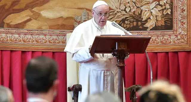 Internet: Papa, aiutiamo a smascherare le notizie false