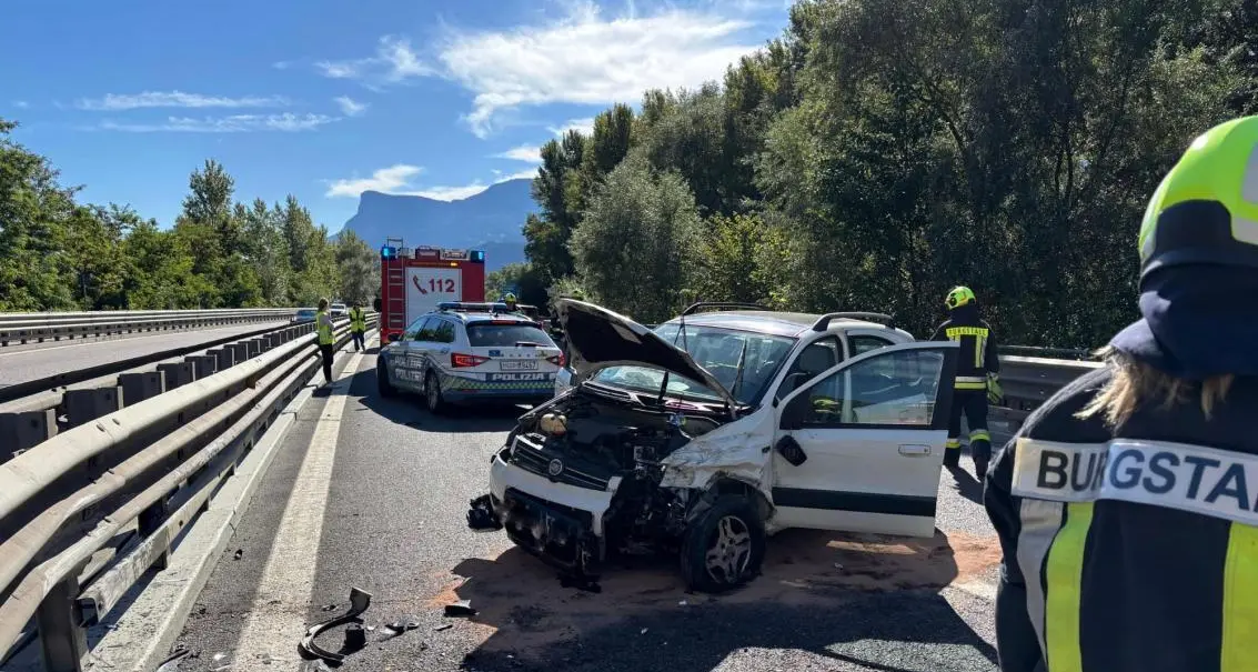 Incidente sulla MeBo: grave automobilista di 68 anni