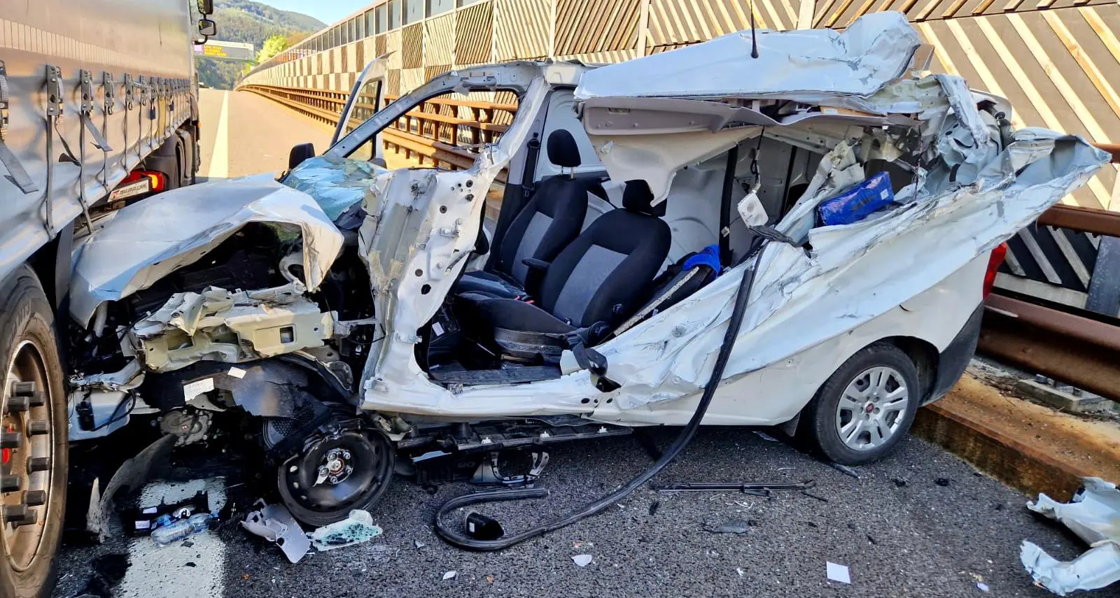 Auto contro camion in A22, un ferito grave a Varna