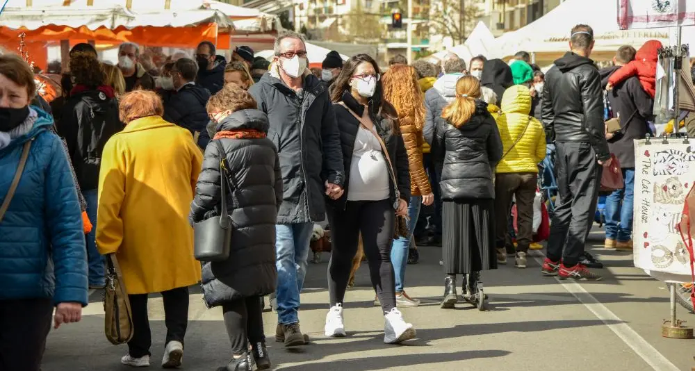 Il mercato riparte, con tanti assembramenti