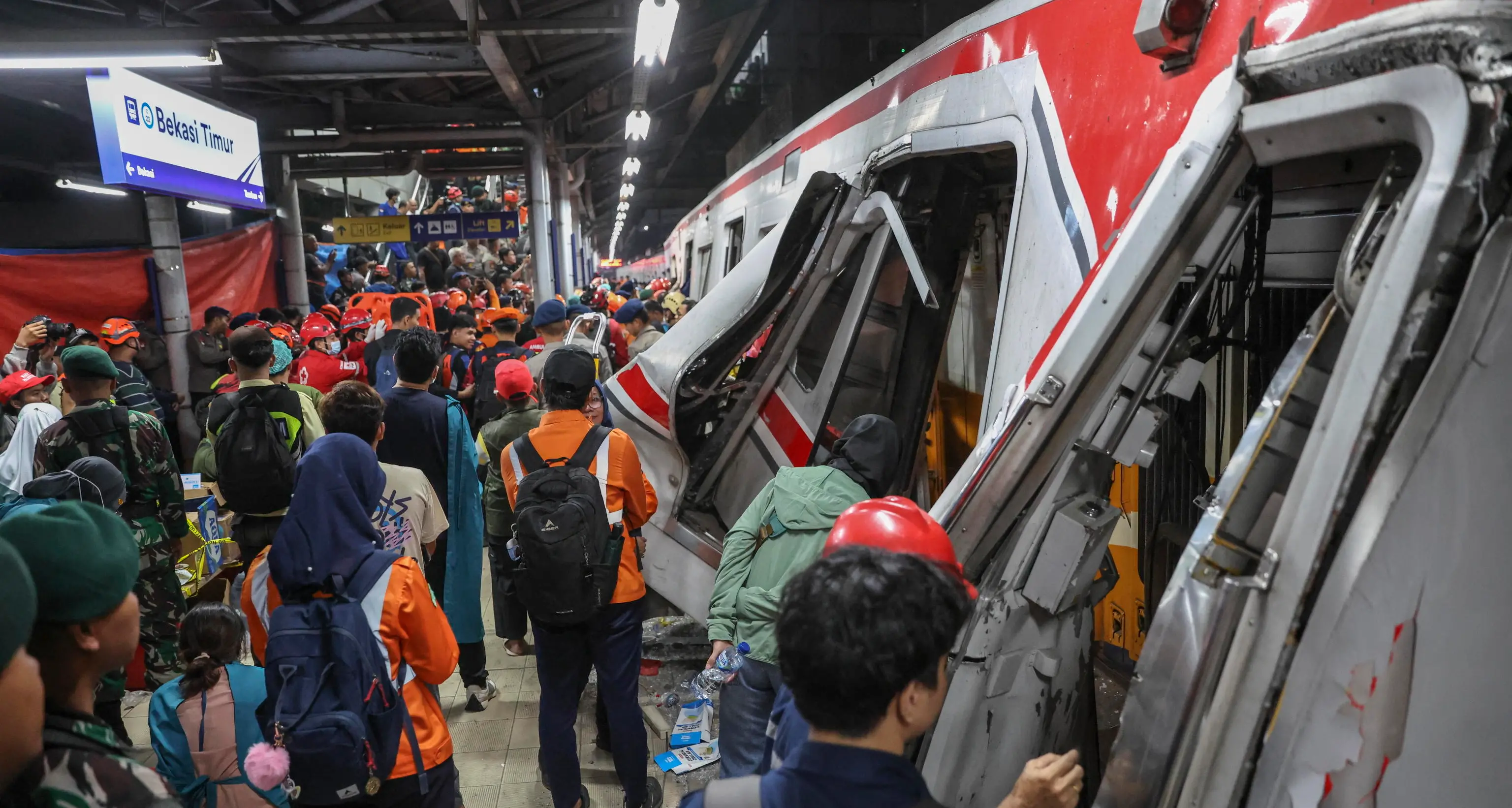 Scontro fra treni in Indonesia: il bilancio sale ancora, 14 morti e 84 feriti