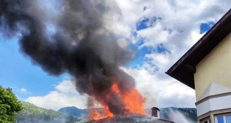 Fiamme nel centro storico di Ora: brucia una casa, al lavoro decine di vigili del fuoco
