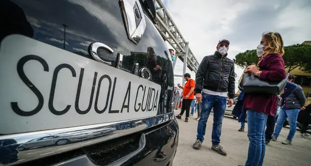 All’esame di guida con l’inganno, due denunciati
