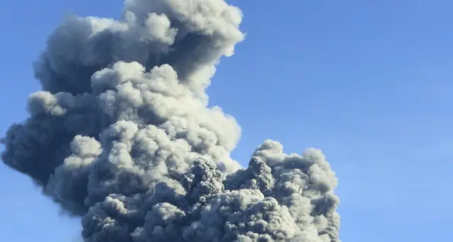 Indonesia: erutta il vulcano Sinabung, colonna fumo di 5km