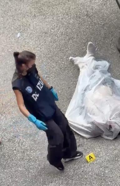 Uomo disteso a terra con sangue visibile, scene di un intervento di polizia, quartiere urbano, immagine di approfondimento