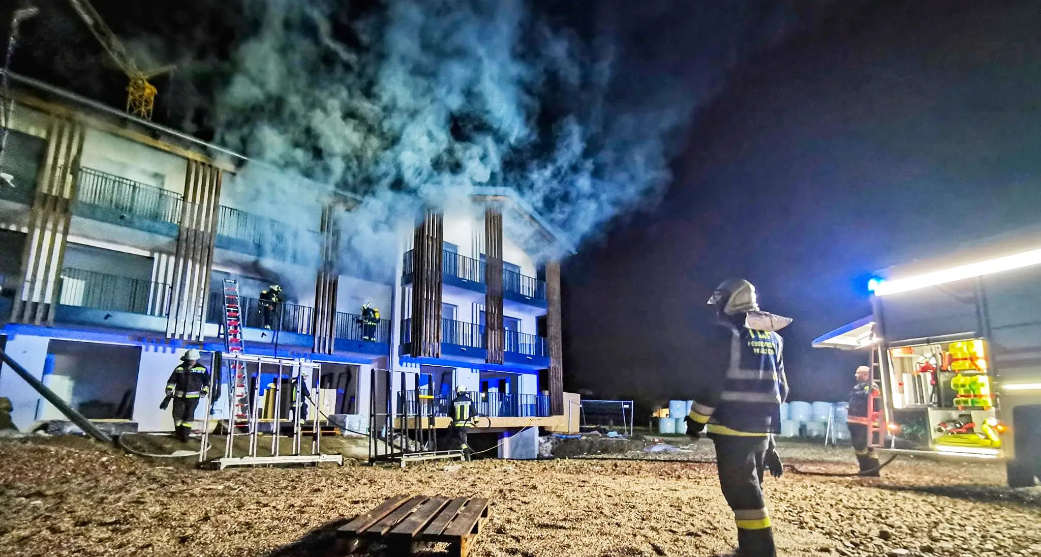Fiamme nella notte a Falzes: va a fuoco il cantiere di un nuovo complesso in costruzione