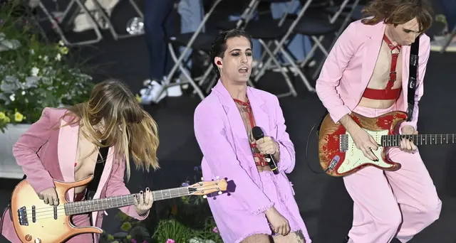 Maneskin: Damiano e Thomas, bacio in diretta alla tv polacca