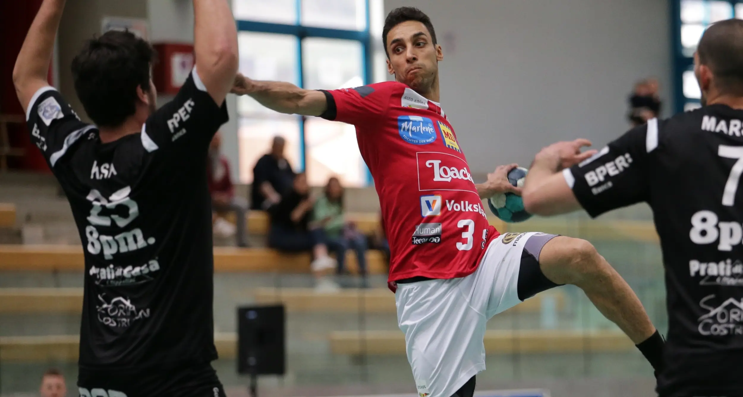 Pallamano, grande Loacker Bolzano: Carpi battuto