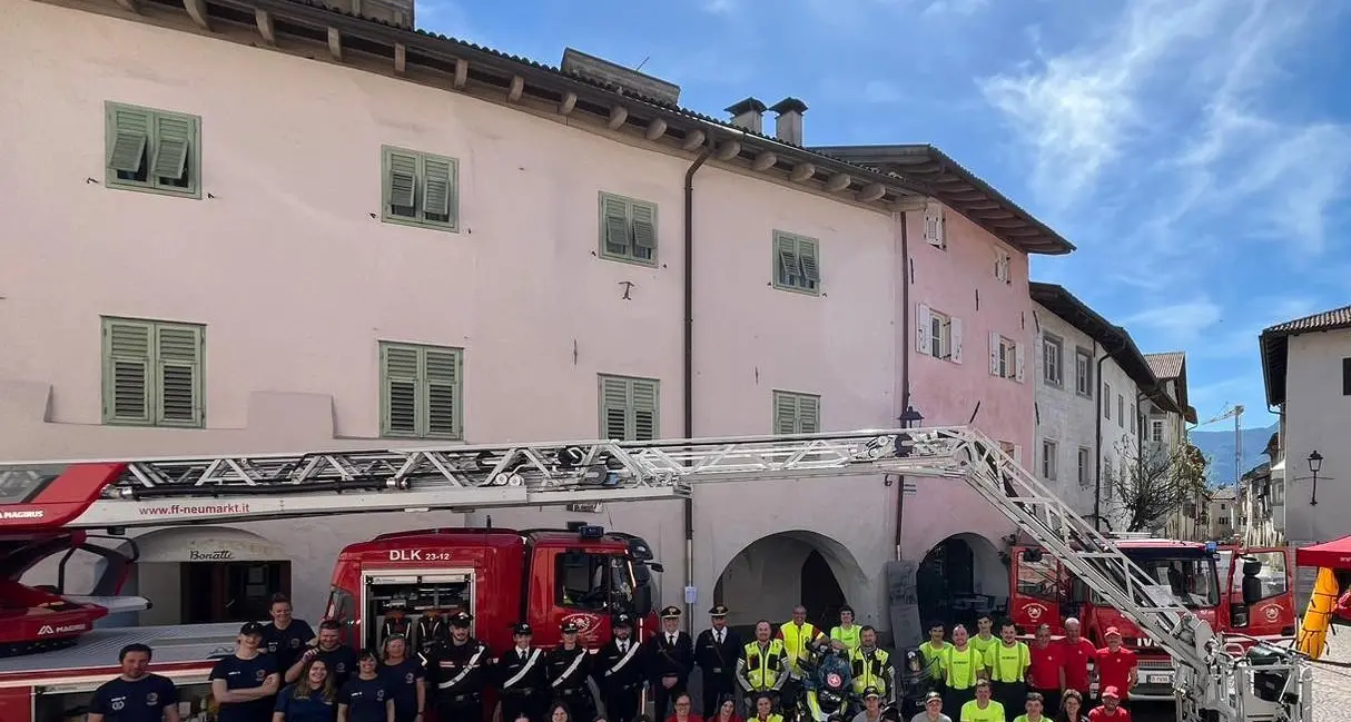 Adulti e bambini vanno a lezione da carabinieri e soccorritori
