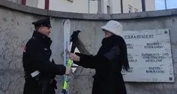 Plan de Corones, ruba gli sci e li tiene nel suo albergo: scoperto e denunciato
