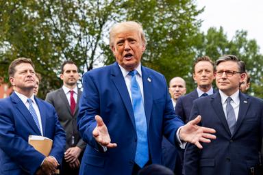 Trump firma ordine esecutivo, 'inaugura l'era della Super Intelligenza'