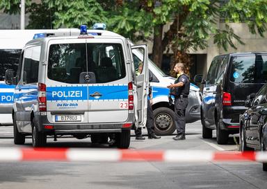 Uccide la ex di 18 anni e un uomo che voleva bloccarlo in una scuola di Berlino