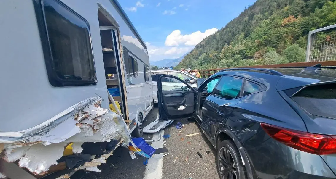 Sulla A22 lunghe code per lo scontro tra una roulotte e due auto: strada bloccata verso Nord