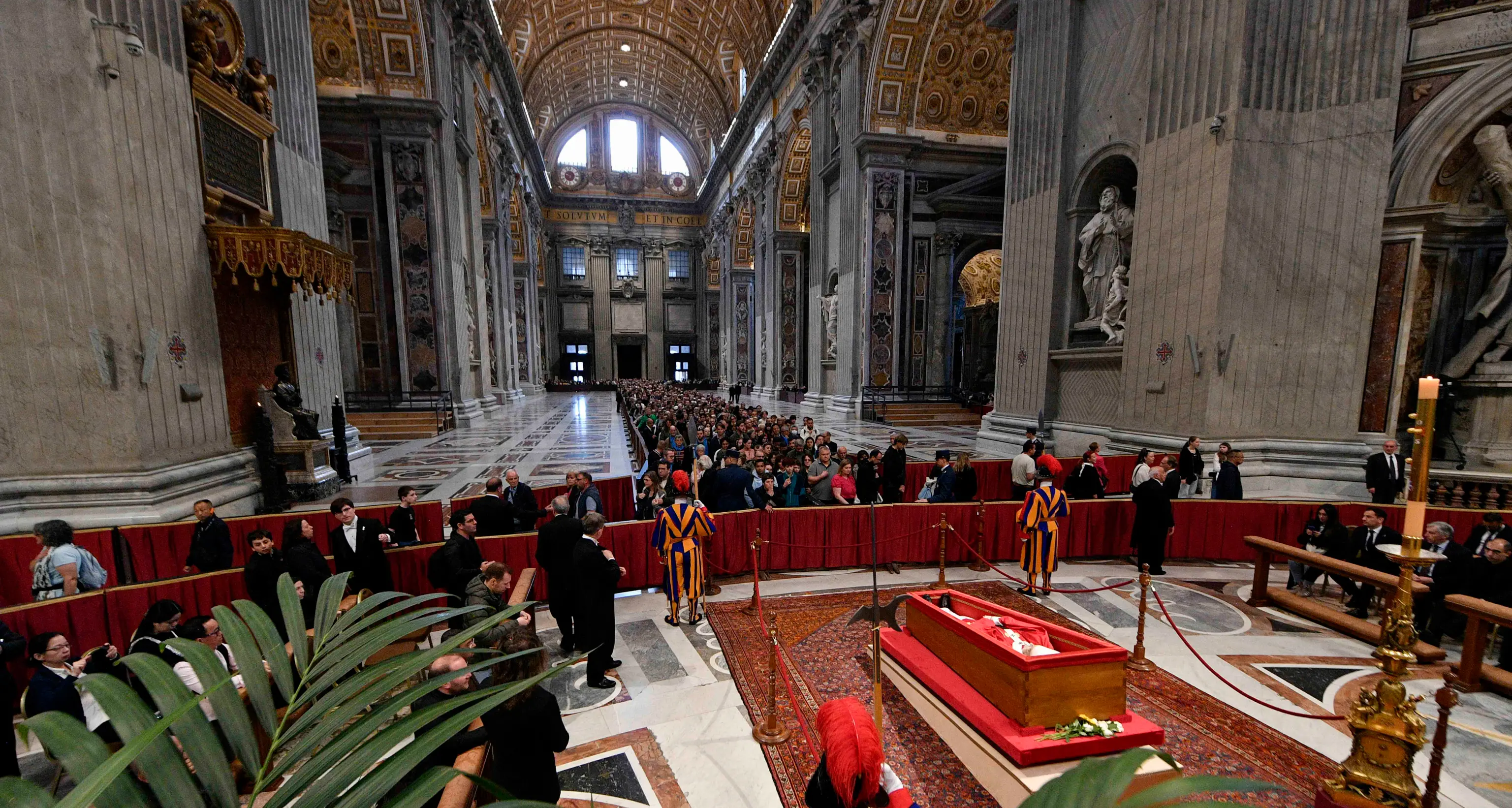 Papa: fino a stamane 128mila persone in visita a S. Pietro