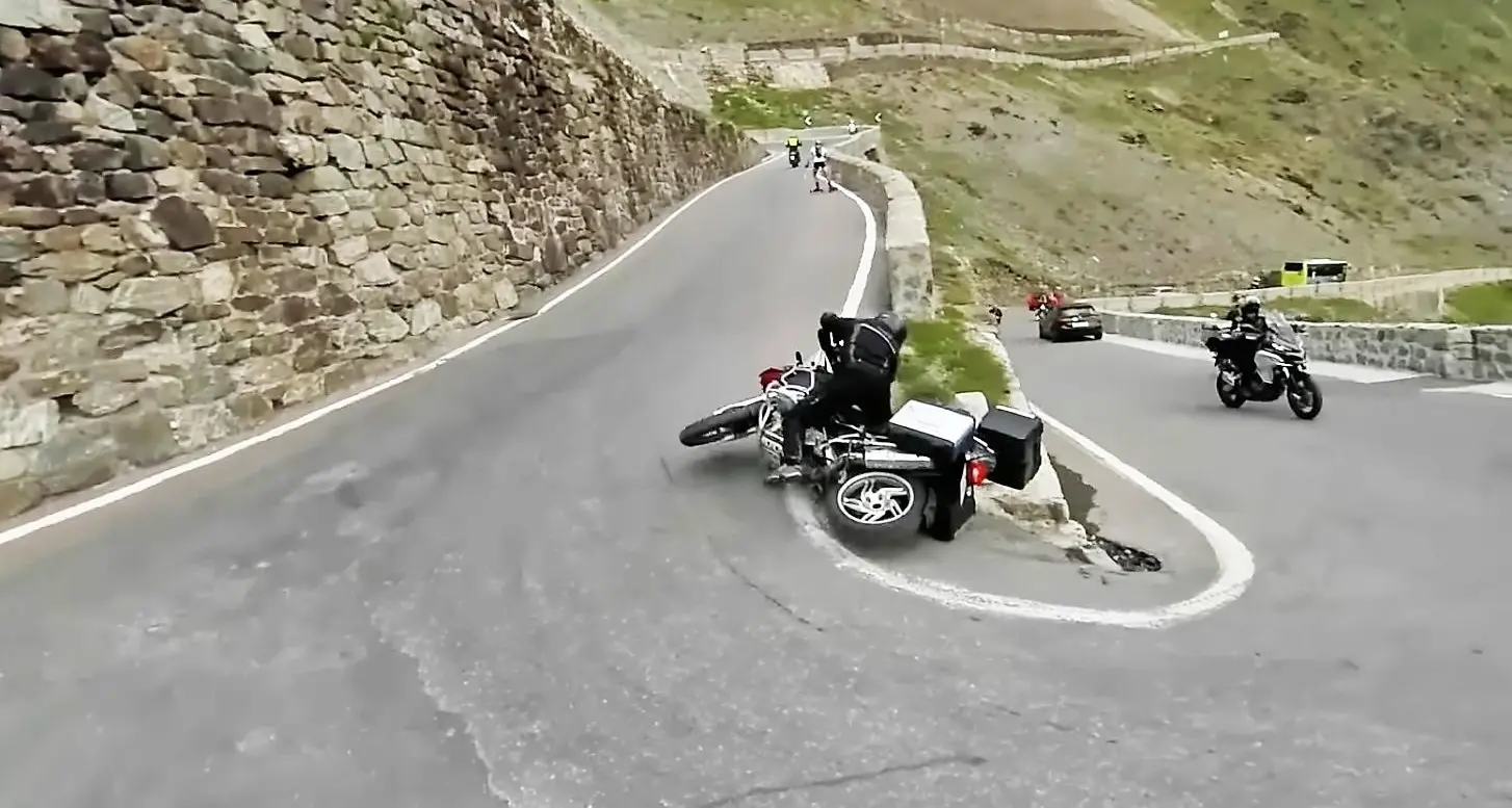 Follie sullo Stelvio: sorpassi e cadute in moto riprese dai videomaker