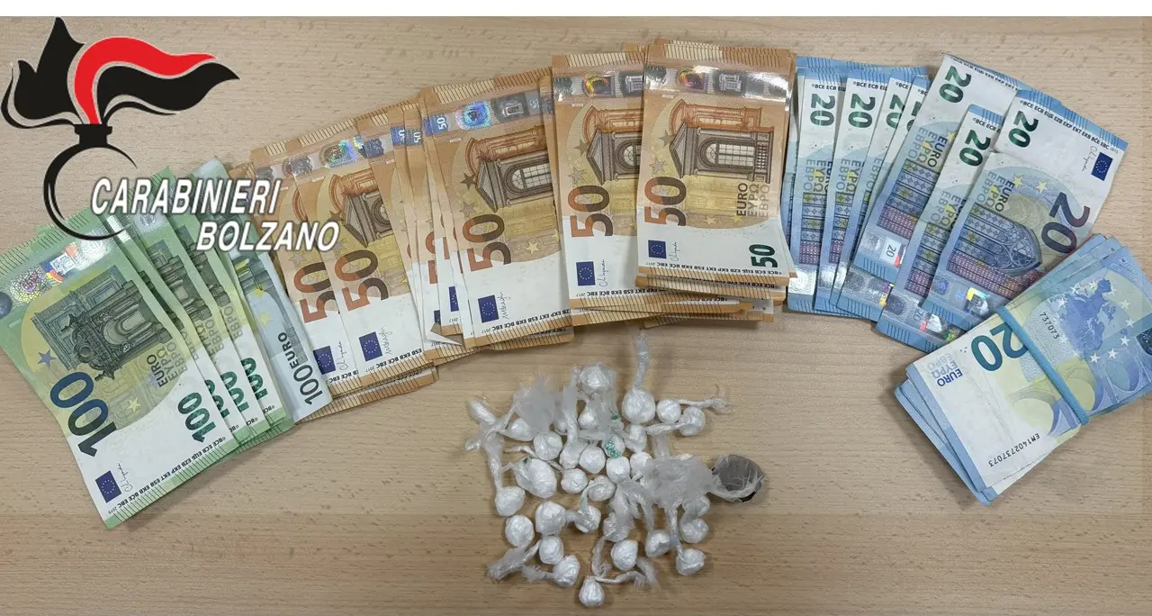 Bolzano, arrestato spacciatore: sequestrate 160 dosi di cocaina e hashish
