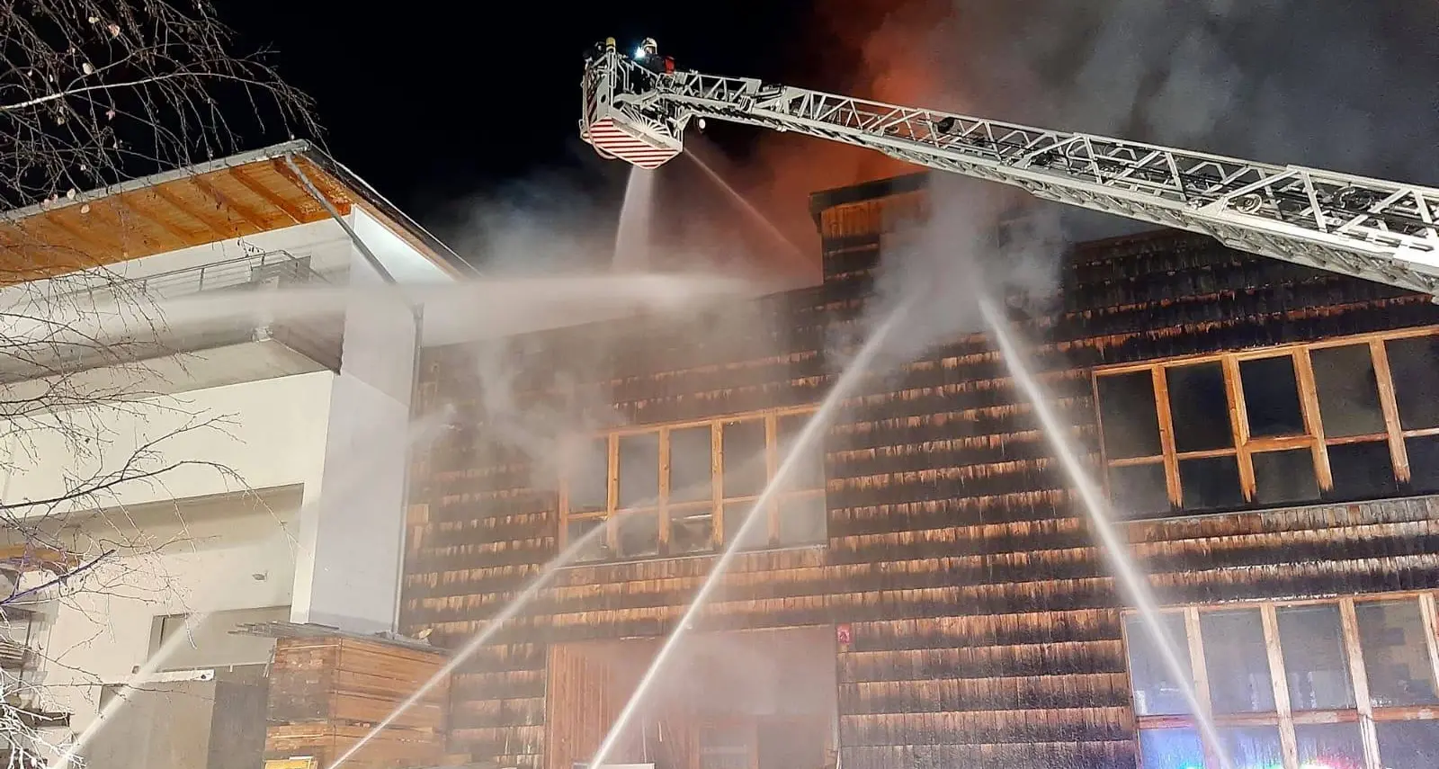 Monguelfo, incendio nella falegnameria, due pompieri feriti
